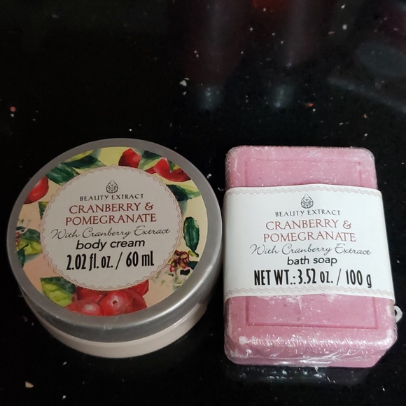 5X HOST PICK. NEW 8 Pc Bath Set-Cranberry & Pomegranate - Picture 4 of 5